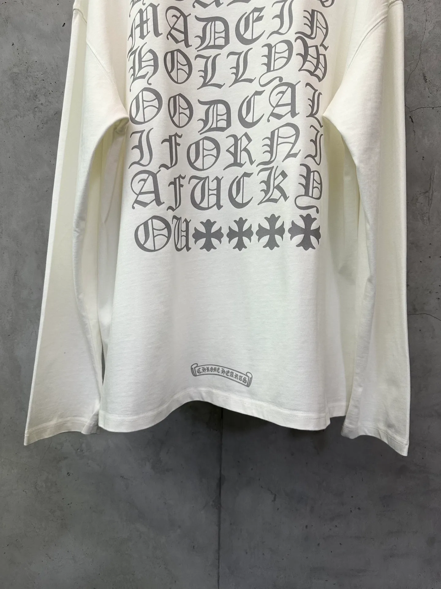 P300 Chrome Hearts 25ss classic Sanskrit gray letter round neck long-sleeved T-shirt. Fabric is high-definition, super heavyweight cotton, double yarn compact Xinjiang cotton. Weight: 320 grams. Clean cloth surface. Clear cloth texture. Tight feel. Stiff. High color fastness. No deformation. No discoloration. Customized hardware. Thread. Accessories. Matching. Same style for men and women. -Color: Black White -Size: XS S M L